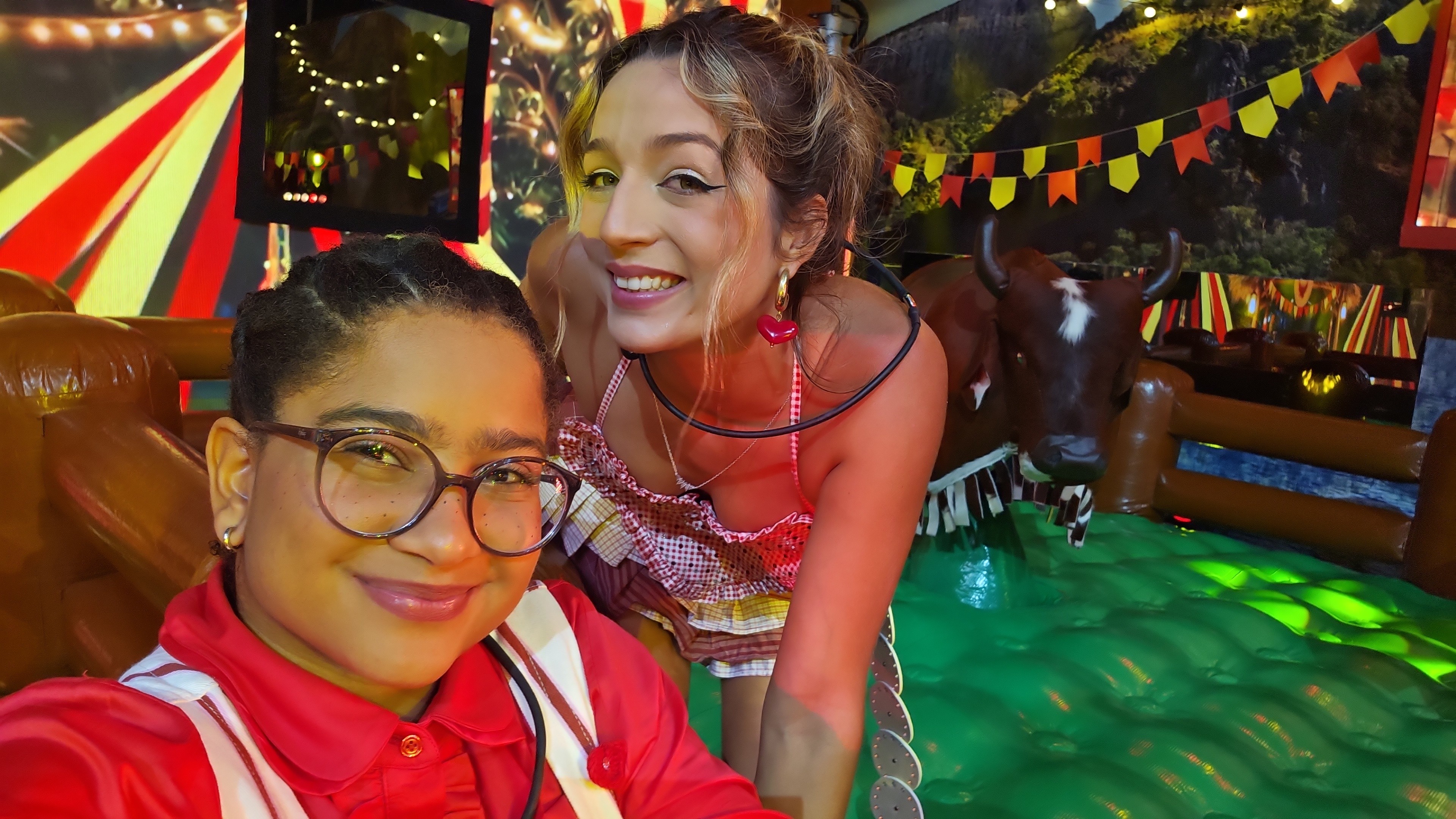 Festa com clima de São João agitou a madrugada do BBB 26 com shows e touro mecânico; veja conteúdos feitos pelos brothers