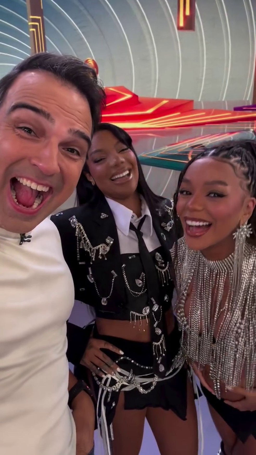 Tadeu Schmidt com Ludmilla e Brunna Gonçalves — Foto: Reprodução Instagram