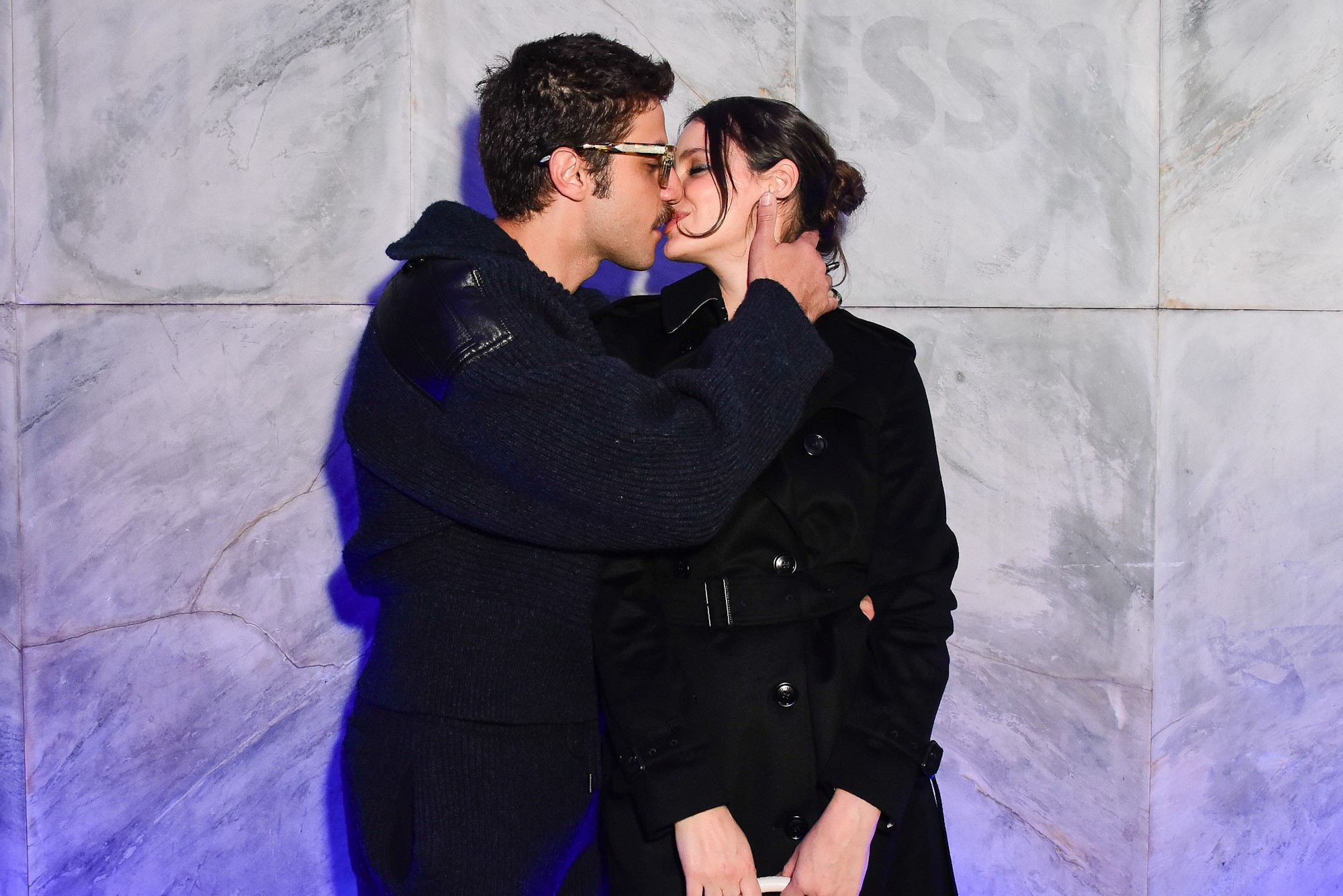 Chay Suede dá beijão em Laura Neiva em evento