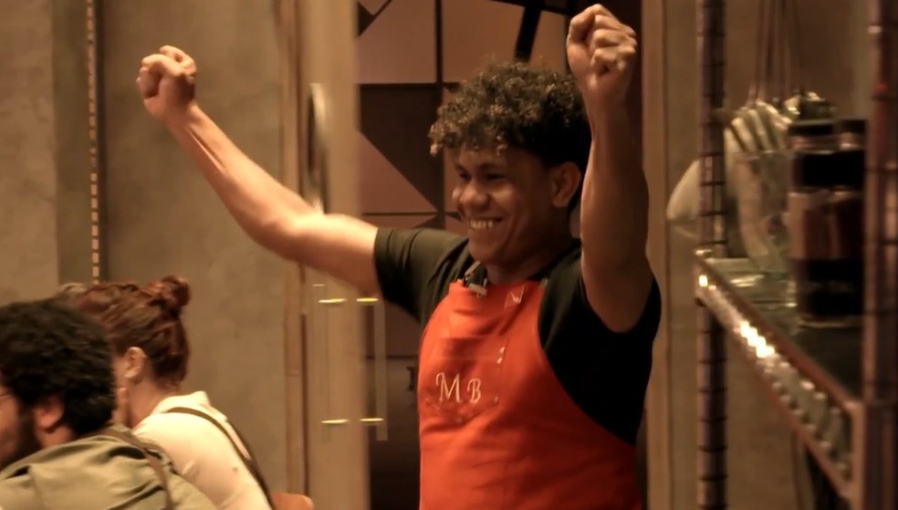 Cristiano Santos comemora permanência no The Taste Brasil — Foto: Reprodução