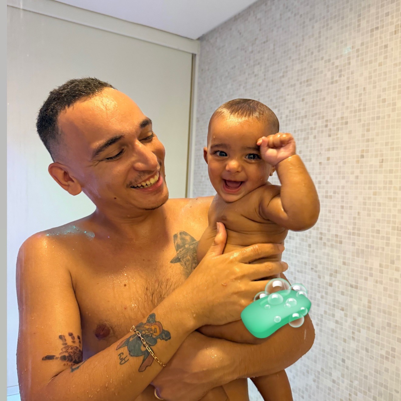 João Gomes registra primeiro banho de chuveiro do filho caçula