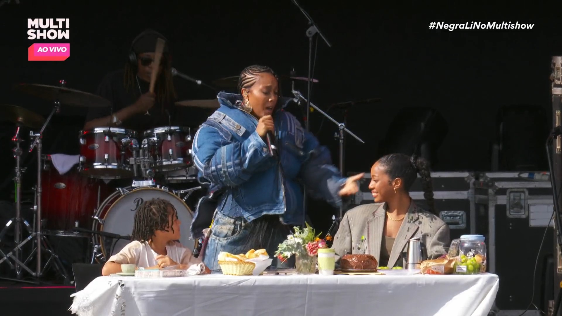 Negra Li canta com os filhos no palco do Lollapalooza e emociona