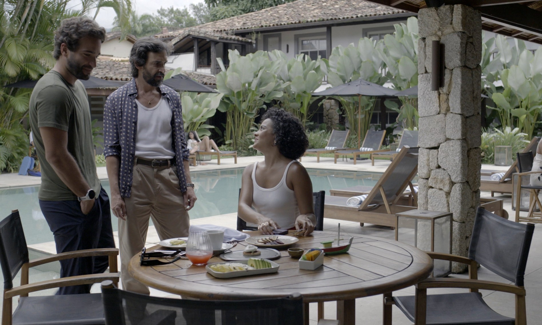 Vale Tudo: Maria de Fátima nega o próprio pai e é repreendida por Raquel