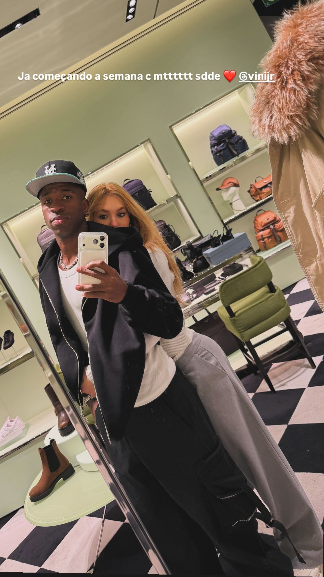 No Brasil, Virginia se declara para Vini Jr. em postagem: 'Começando a semana com muita saudade'