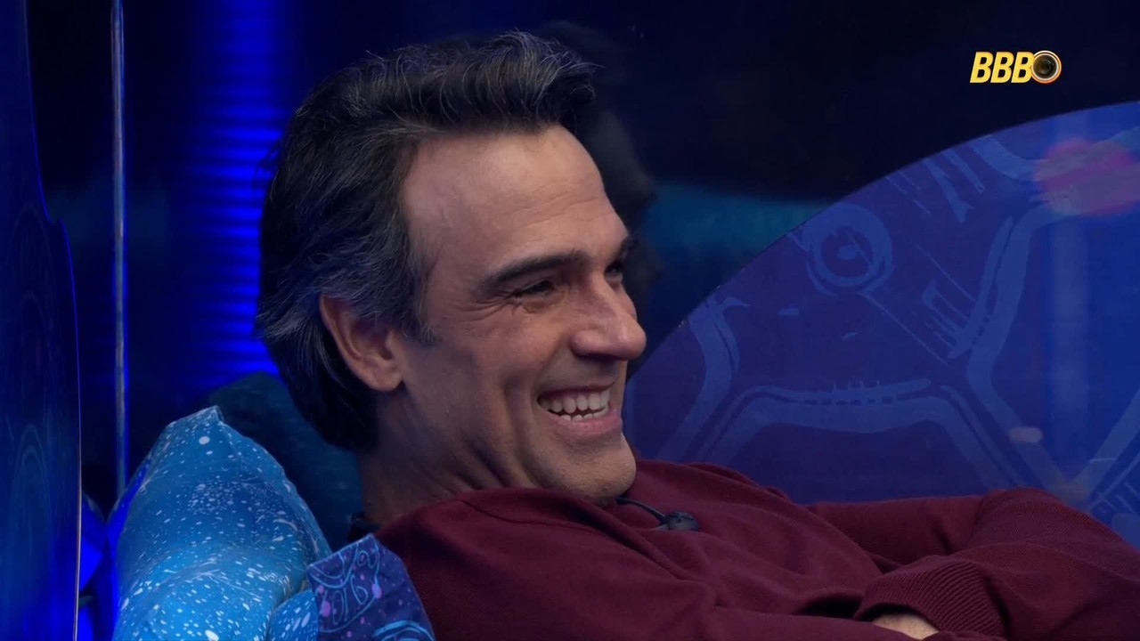 Tadeu Schmidt pula na cama ao visitar quarto dos 'Eternos'