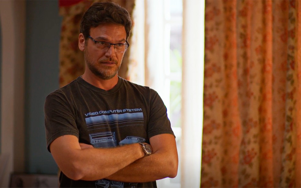 Hudson se preocupa ao descobrir que a Boaz tem problemas financeiros em Dona de Mim — Foto: Globo