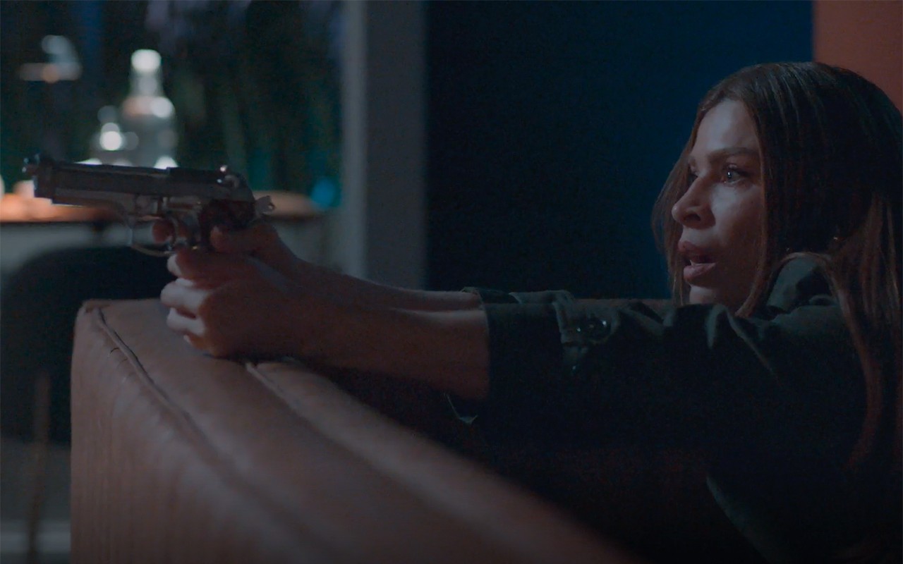 Em Três Graças, Arminda atira, comemora e web brinca: 'Matou a Odete Roitman?'