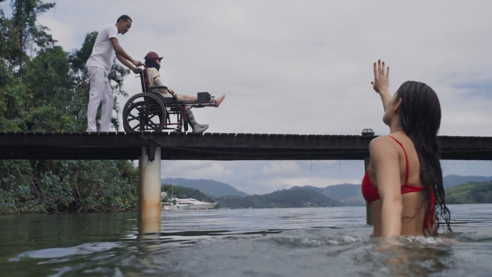 Três Graças: Gerluce vê Claudia, mas não a reconhece — Foto: Globo