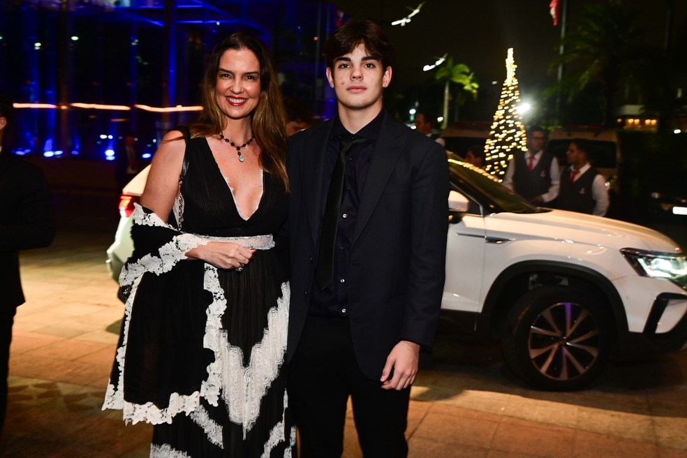 Luciana Cardoso e o filho mais novo, Rodrigo Silva — Foto: Leo Franco/AgNews
