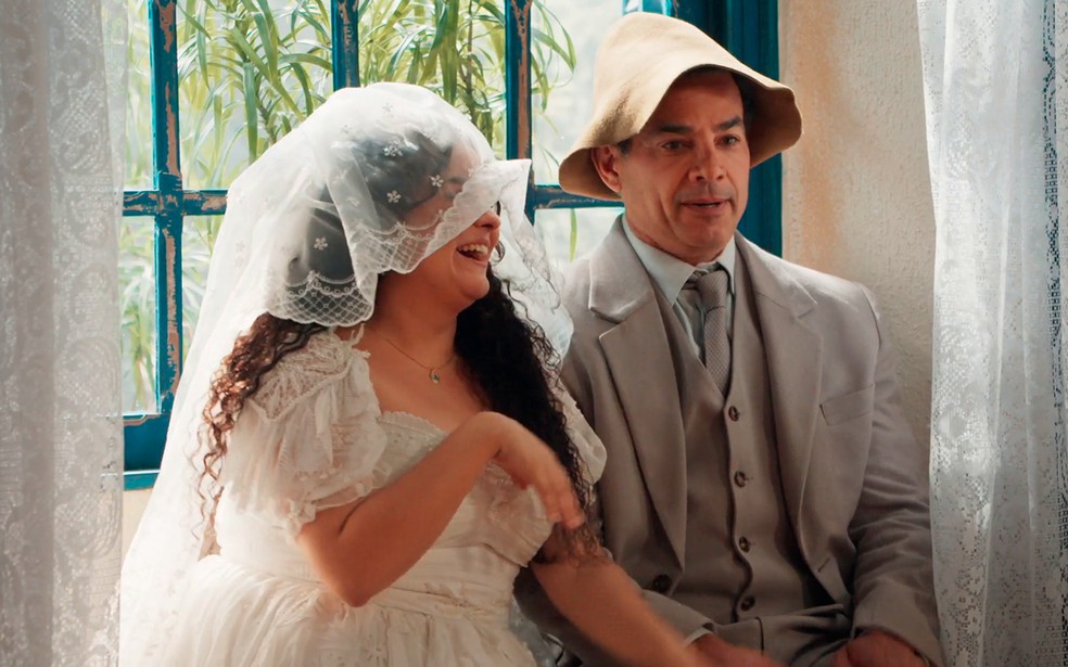 Zé dos Porcos (Anderson Di Rizzi ) e Maria Divina (Castorine) se casam em Êta Mundo Melhor! — Foto: Globo