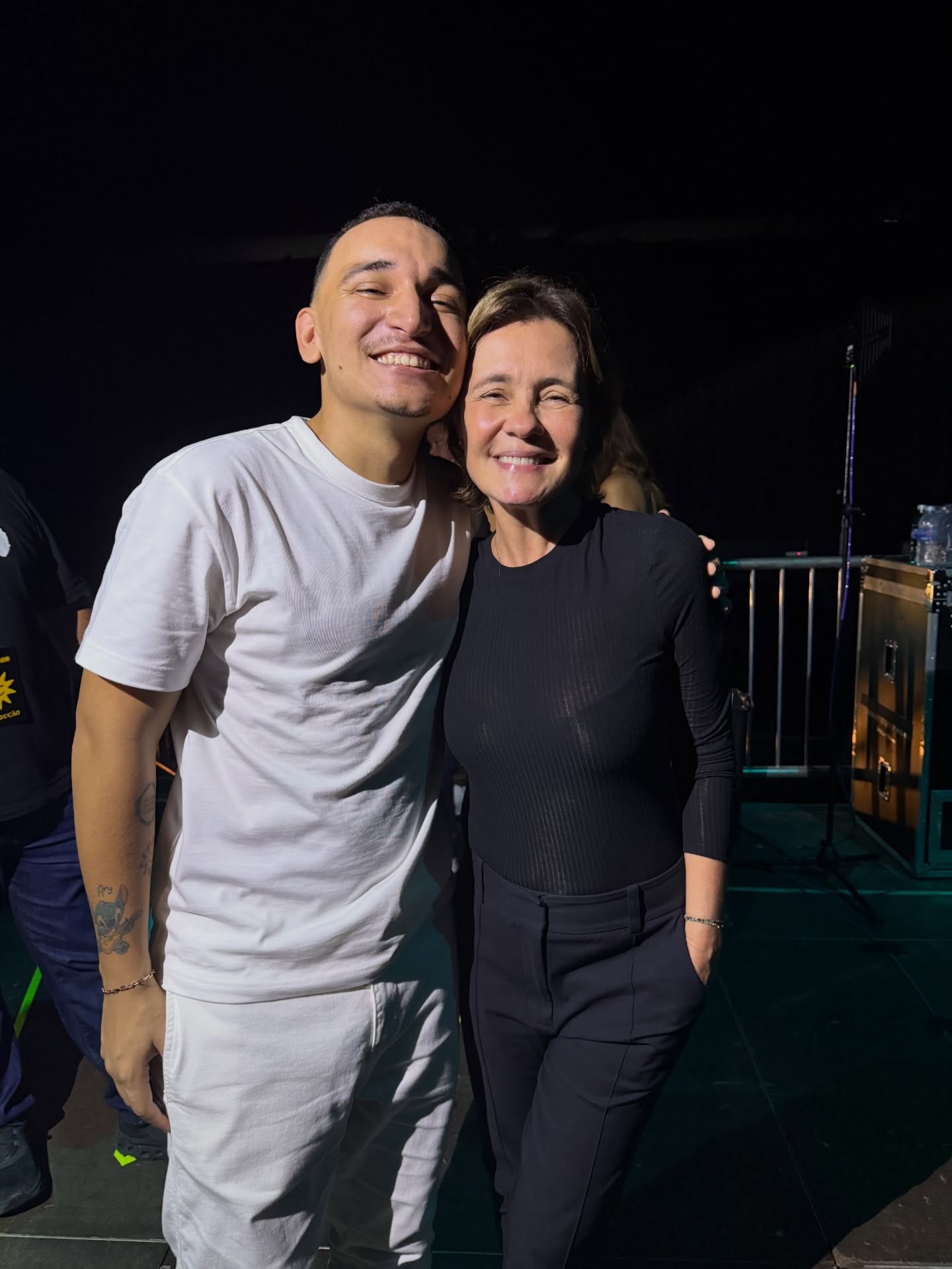 João Gomes tieta Adriana Esteves nos bastidores de show: 'Te amo, Carminha'
