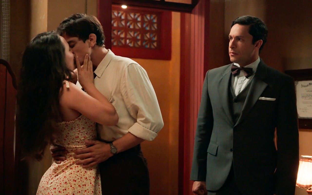 Êta Mundo Melhor!: Celso descobre que Estela está viva e a flagra aos beijos com Túlio