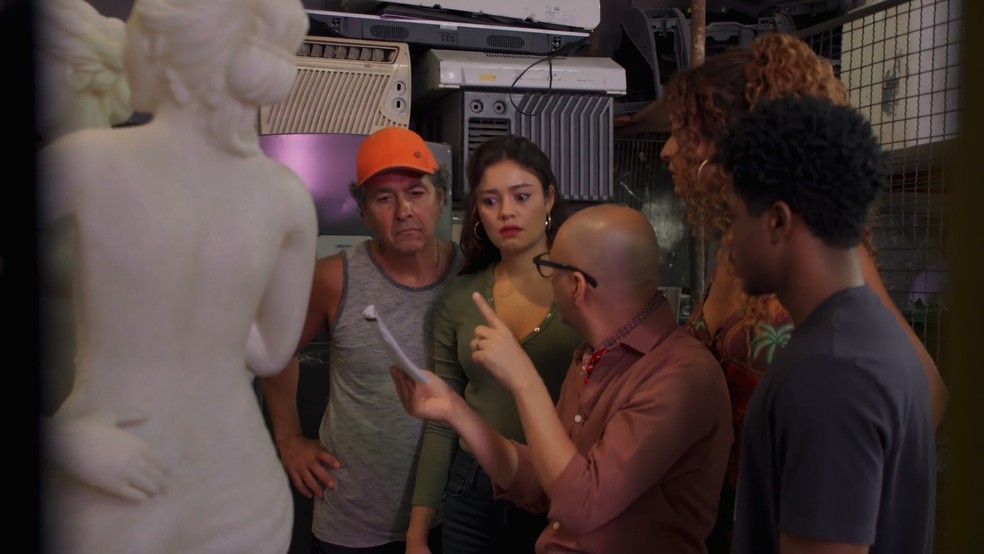 Três Graças: Feliciano examina estátua e constata que é falsa — Foto: Globo