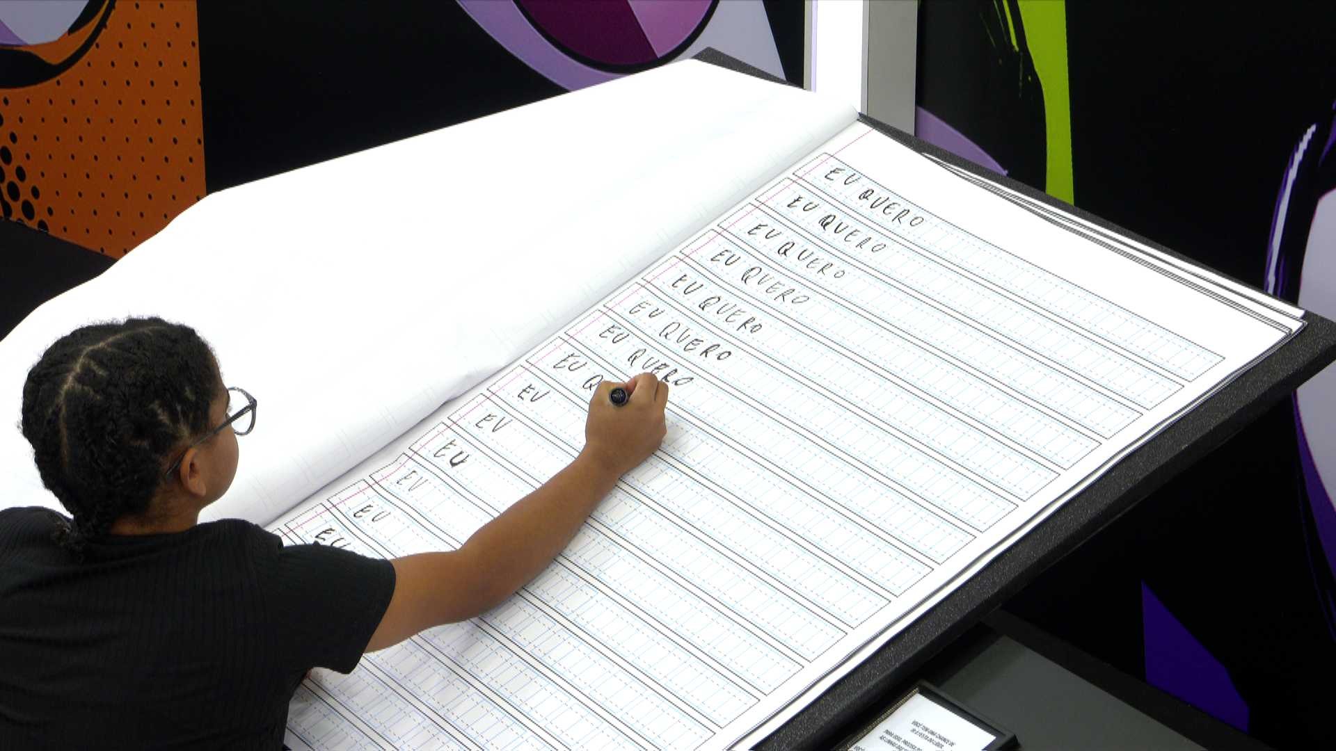 Barrado no Baile: Milena completa duas horas escrevendo em caderno