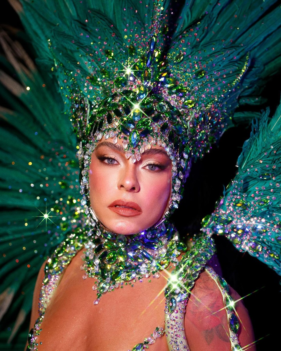 Fabiola de Andrade mostra detalhes de fantasia para desfile da Mocidade — Foto: Reprodução/Instagram