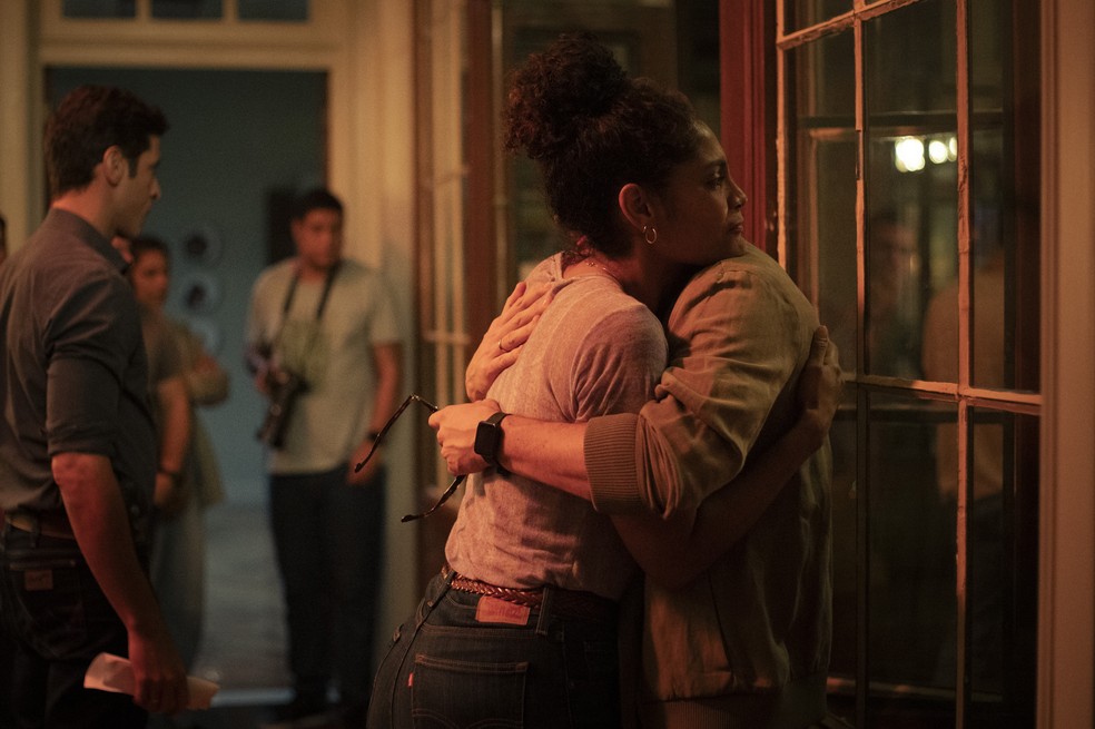 Aline (Barbara Reis) conforta Caio (Cauã Reymond) — Foto: Gshow/Rapha Dias