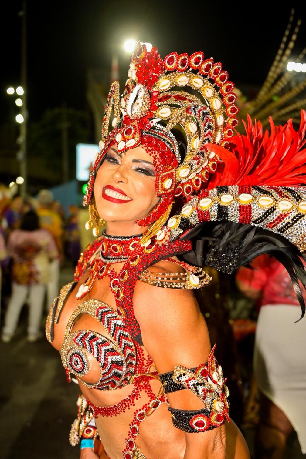 Rainha da Estácio de Sá usa fantasia micro e comenta tamanho da parte íntima: 'Pequena notável' — Foto: Ellen Soares/gshow