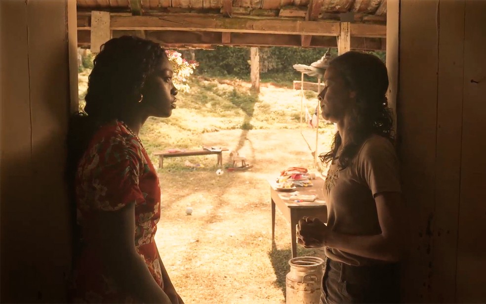 Maria Navalha e Nicéia conversam em Paraty ainda jovens em Fuzuê — Foto: Globo