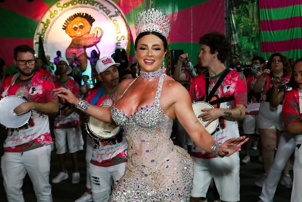 Juju Salimeni mostra samba no pé em ensaio de escola de samba em São Paulo — Foto: Clayton Felizardo / BrazilNews