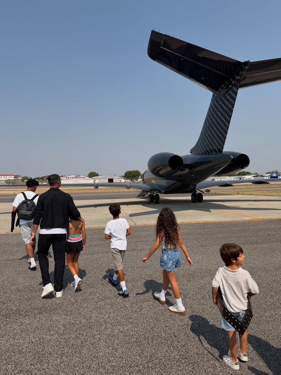 Cristiano Ronaldo ao lado dos 5 filhos — Foto: Reprodução/Instagram