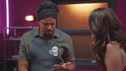 Vênus descobre que Furtado passou mal depois de ingerir a comida do restaurante