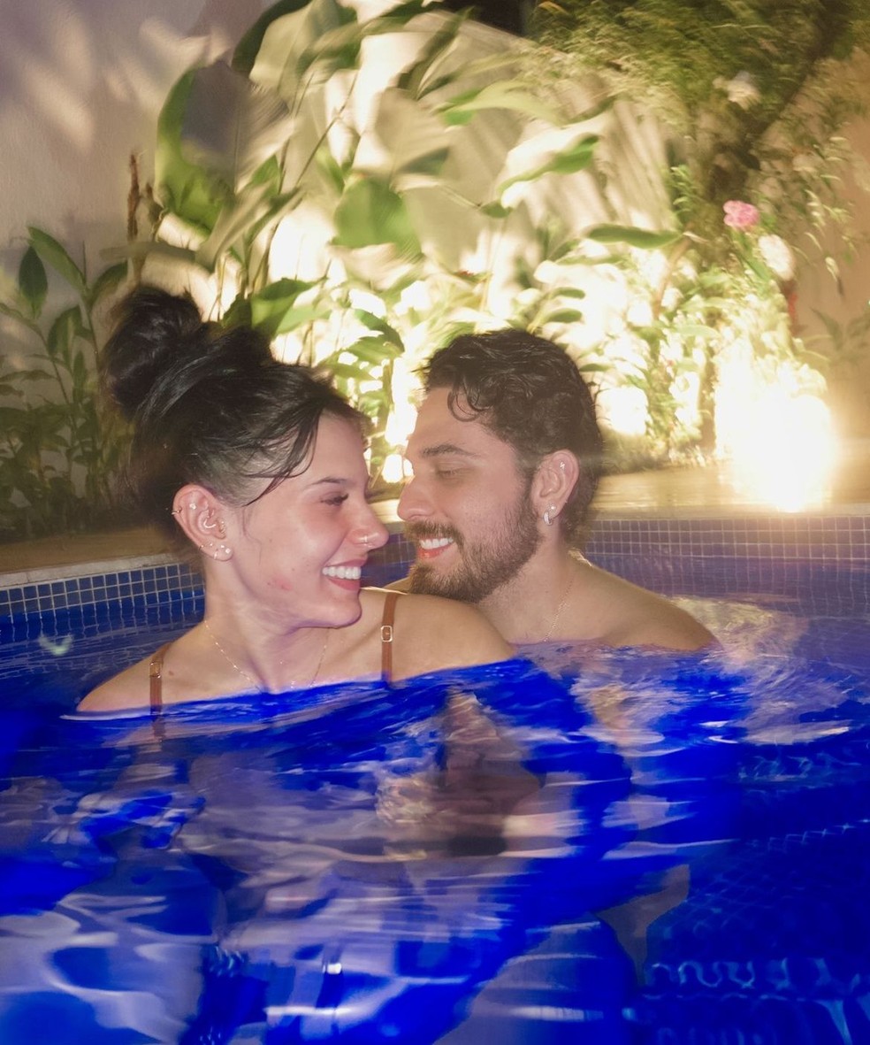 Gustavo Mioto e Ana Castela trocam carícias na piscina — Foto: Reprodução/Instagram