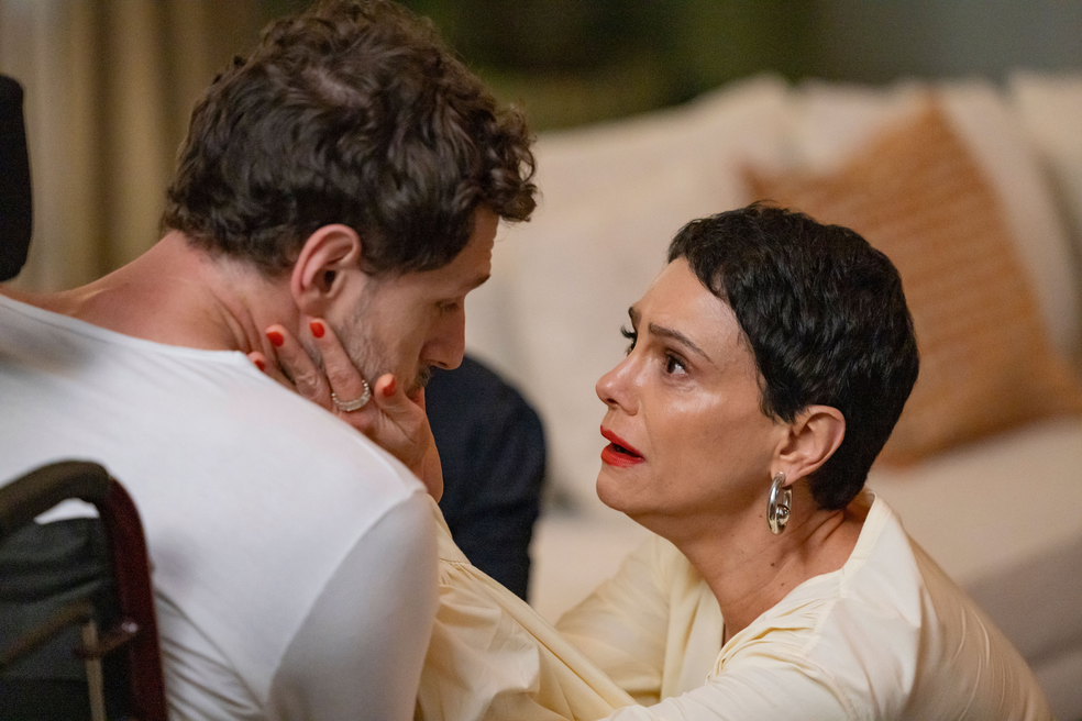 Celina chocada diante de Leonardo, em Vale Tudo — Foto: Globo