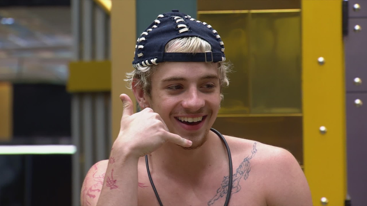 Juliano Floss admite receio sobre relacionamento com Marina Sena: 'Tá com saudade ou quer continuar afastada?'