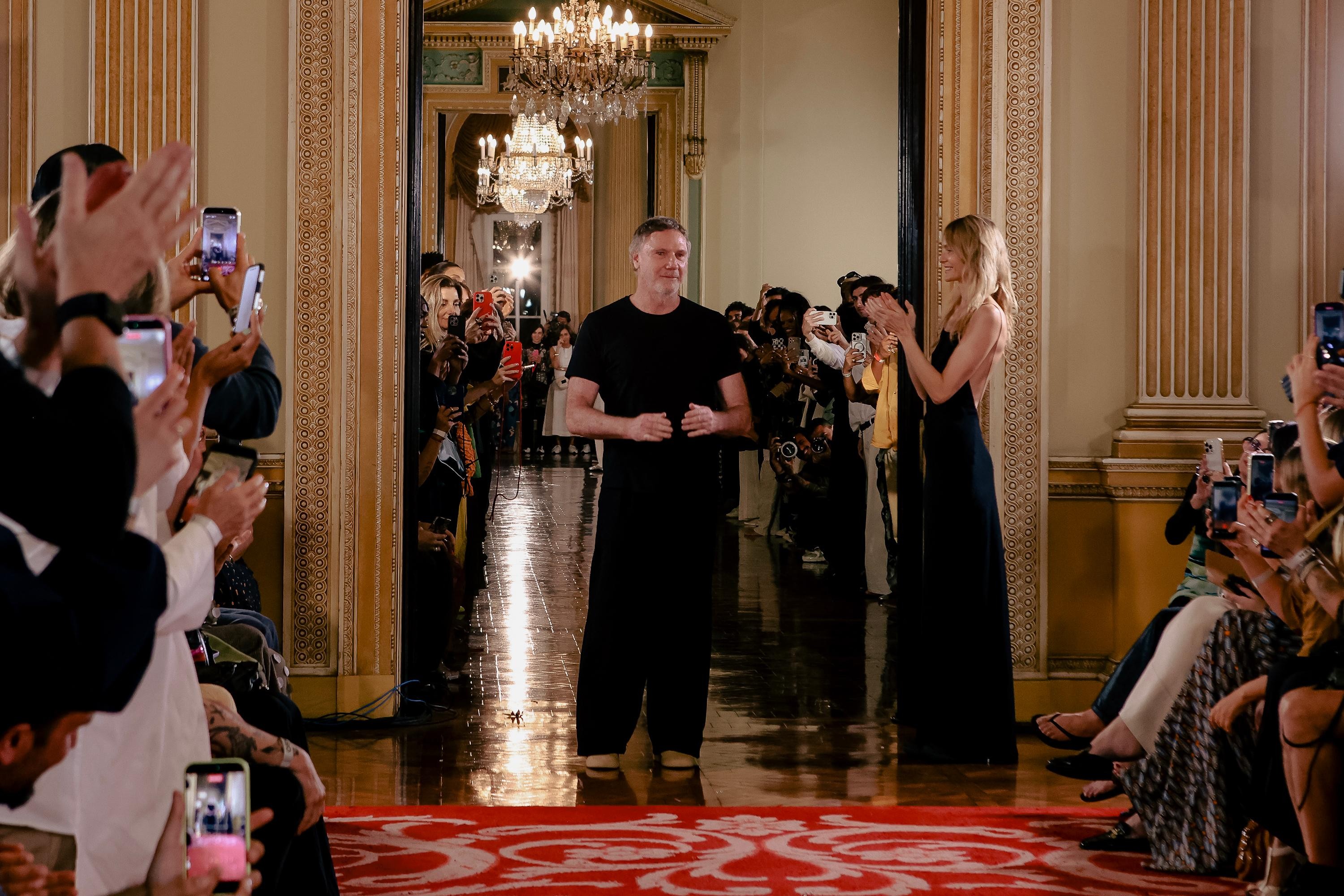 RIOFW: Osklen abre semana de moda com desfile inspirado na orla de Ipanema