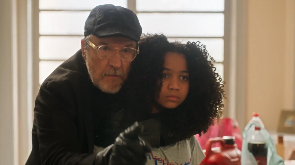 Stuart ameaça filha de Sol, em 'Vai na Fé' — Foto: Globo