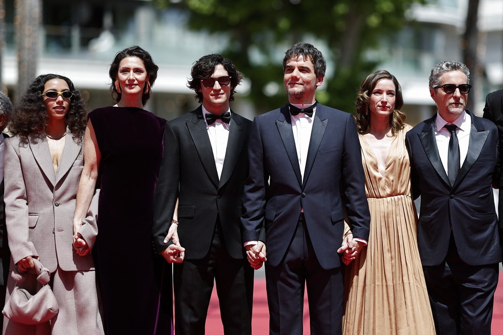 Alice Carvalho, Maria Fernanda Cândido, Gabriel Leone, Wagner Moura, Emilie Lesclaux e Kleber Mendonca Filho em Cannes — Foto: Reuters