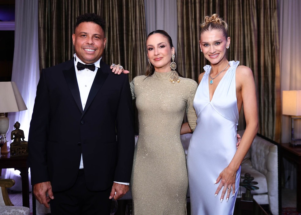 Claudia Leitte posa ao lado de Ronaldo Fenômeno e Celina Locks — Foto: Manuela Scarpa/Brazil News