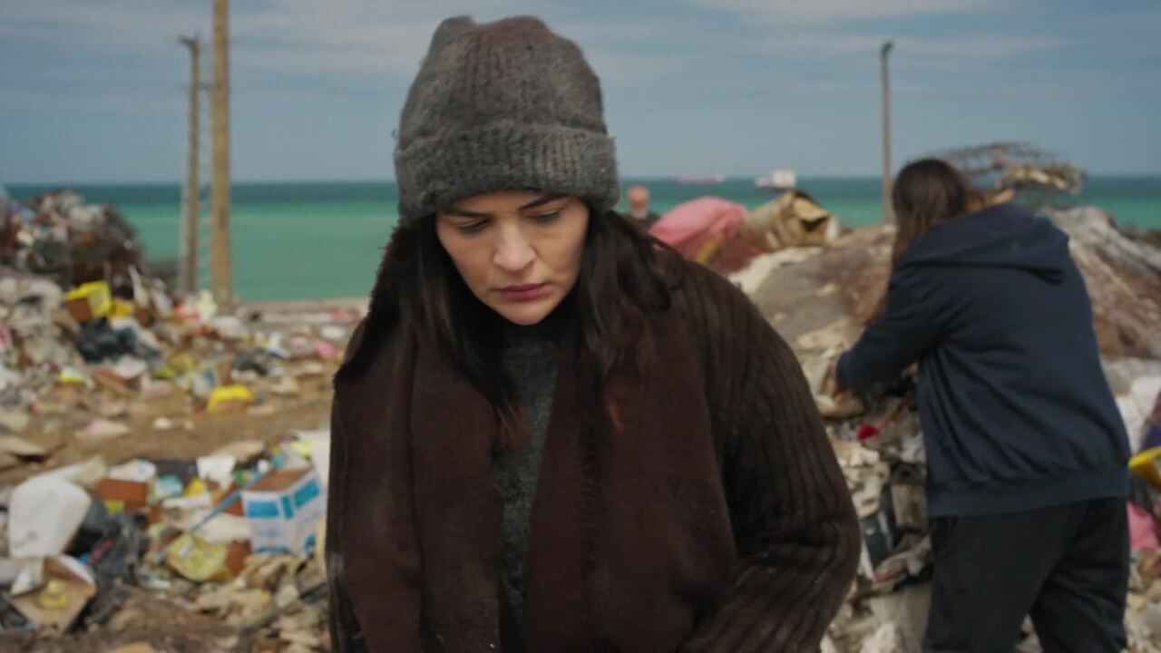 Nur enfrenta fome, humilhação e encontra rato morto em Leyla - Sombras do Passado