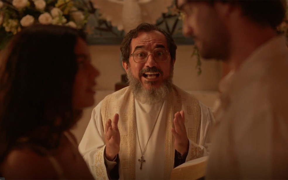 Padre Zezo casa Quinota e Artur em No Rancho Fundo — Foto: Globo