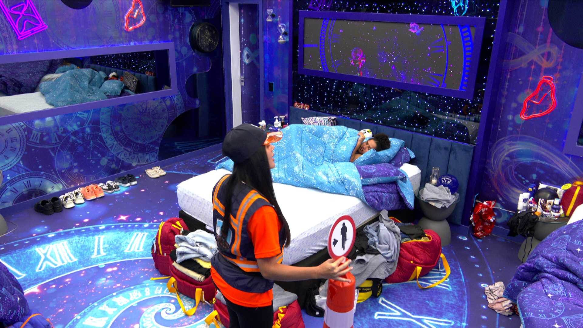 Jordana acende luzes do quarto adversário ao cumprir Castigo do Monstro e ironiza: 'Tem que fazer direitinho'