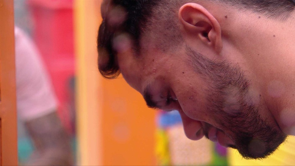 João Pedro chora ao falar de avó com o irmão no BBB 25 | Gshow
