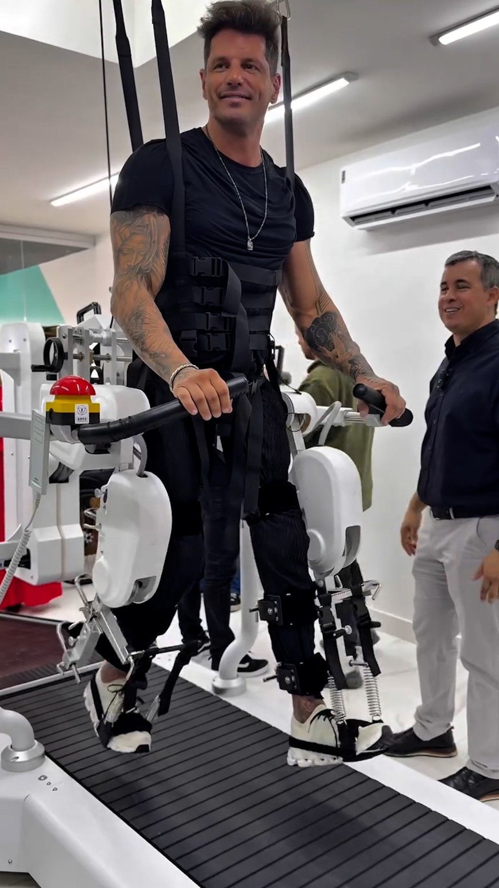 Fernando Fernandes usa exoesqueleto robótico de alta tecnologia para treinar caminhada — Foto: Reprodução/Instagram