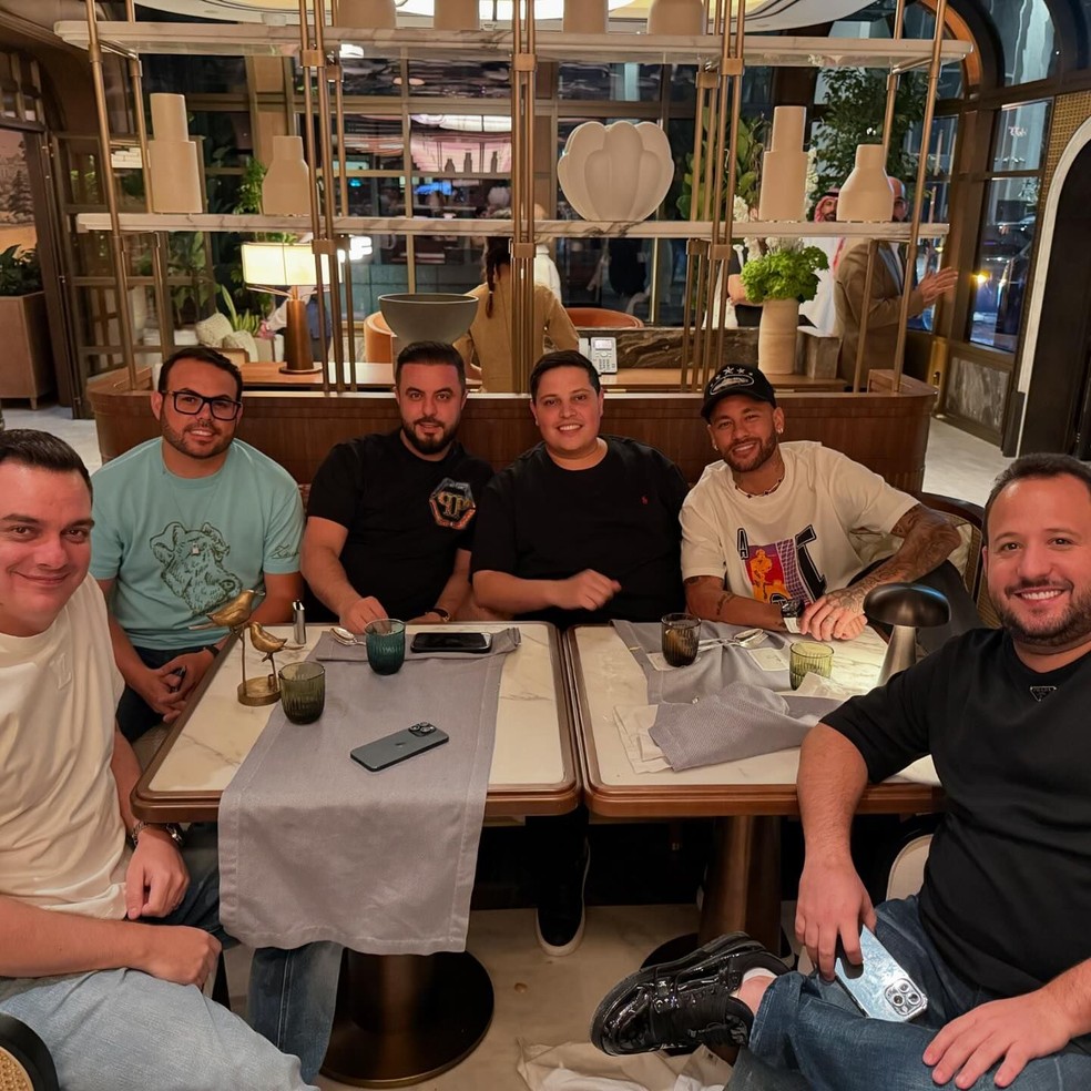 Neymar posa com amigos — Foto: Reprodução/Instagram