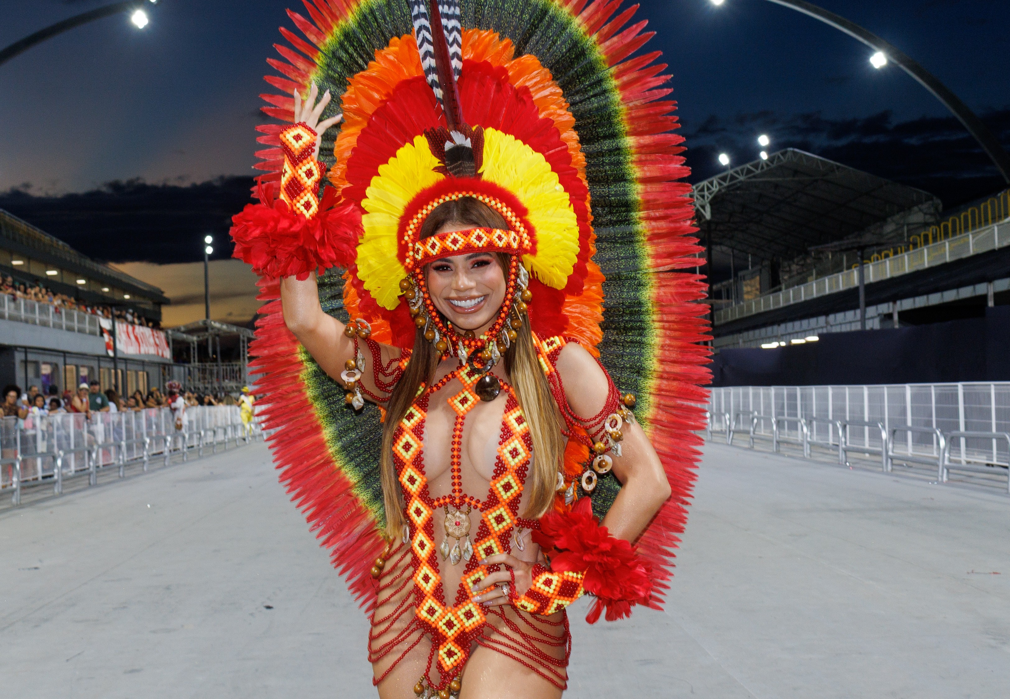 Lexa deixa curvas à mostra em look feito de contas para ensaio da Dragões da Real