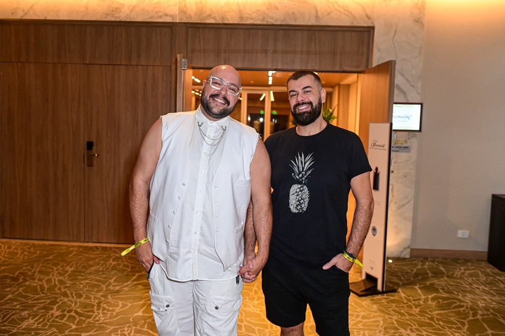 Tiago Abravanel e o marido, Fernando Poli, a caminho do show de Ivete Sangalo no Maracanã, Ivete 3.0 — Foto: Marcelo Sá Barretto/AgNews