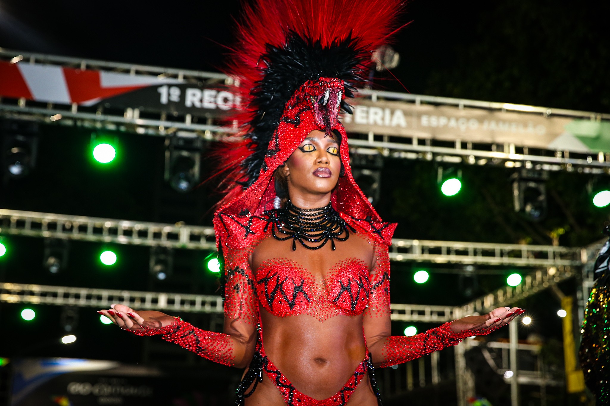 Look de IZA é eleito o favorito no 1º dia de desfiles do Grupo Especial do Rio