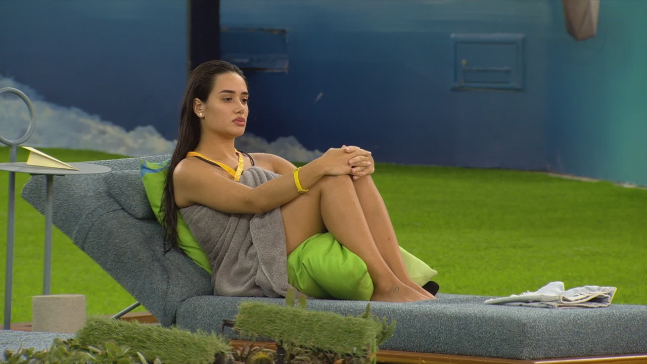 Após pulo sozinha na piscina, Jordana reflete sobre colar do Líder: 'Meu passaporte'