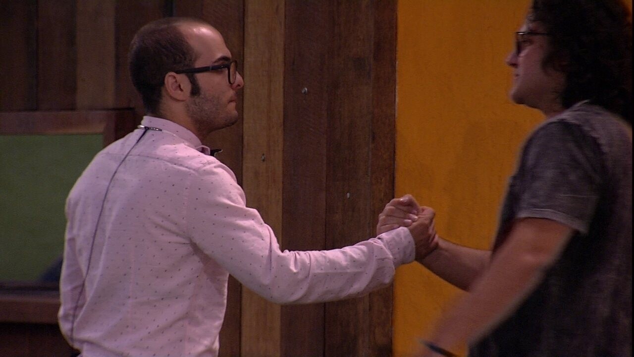 Diego abraça Mahmoud e deseja boa sorte | Gshow