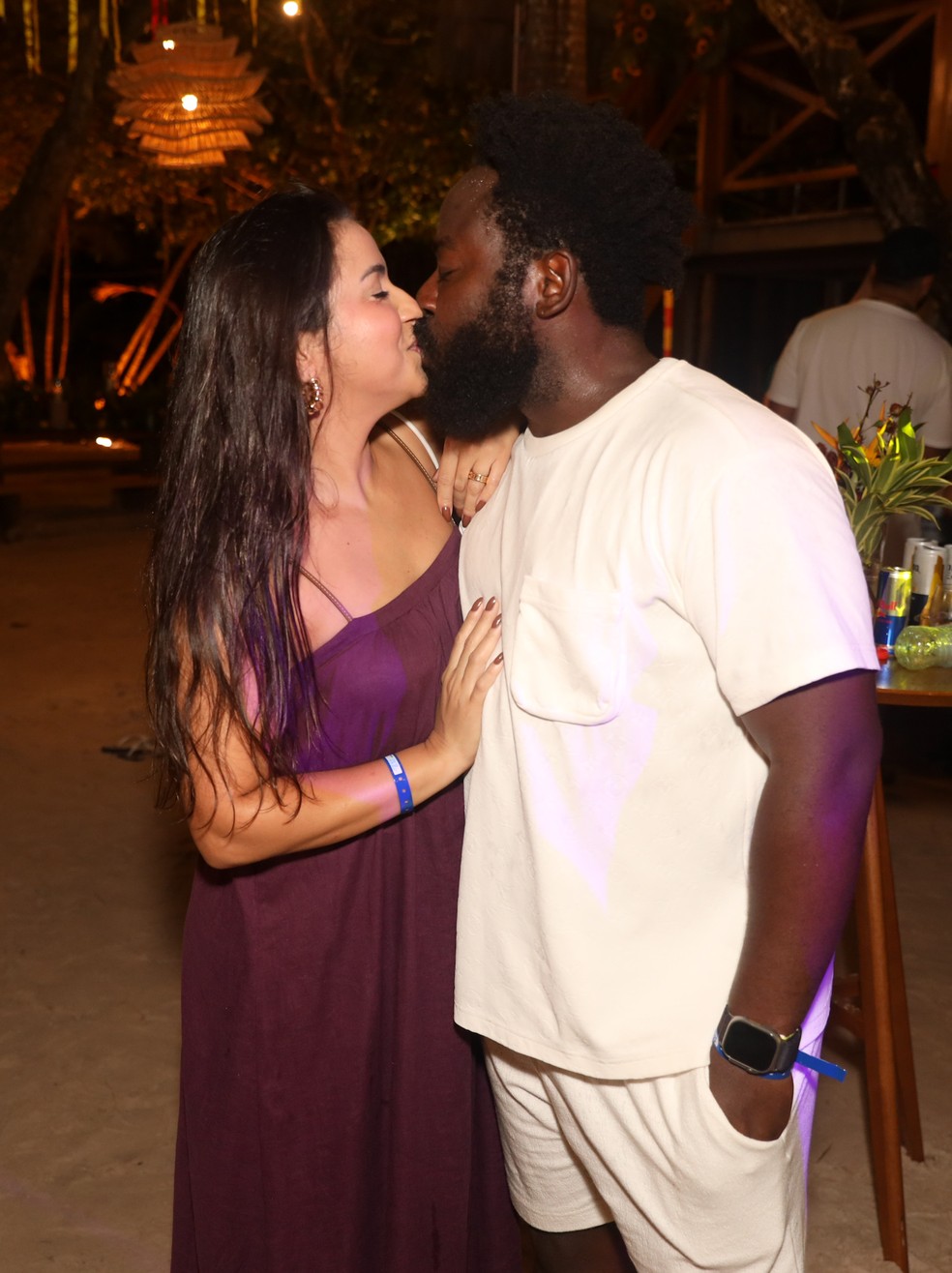 Douglas Silva e Carolina Brito no luau do São João da Thay — Foto: Lucas Ramos/Brazil News