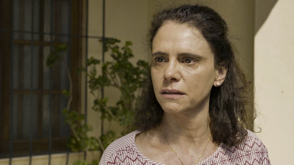 Meire (Malu Galli) implora o perdão de Buba (Gabriela Medeiros) — Foto: Globo