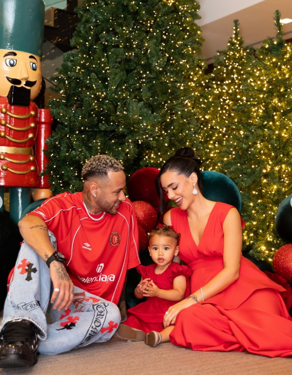 Neymar com a filha, Mavie, e a esposa, Bruna Biancardi — Foto: Reprodução/Instagram