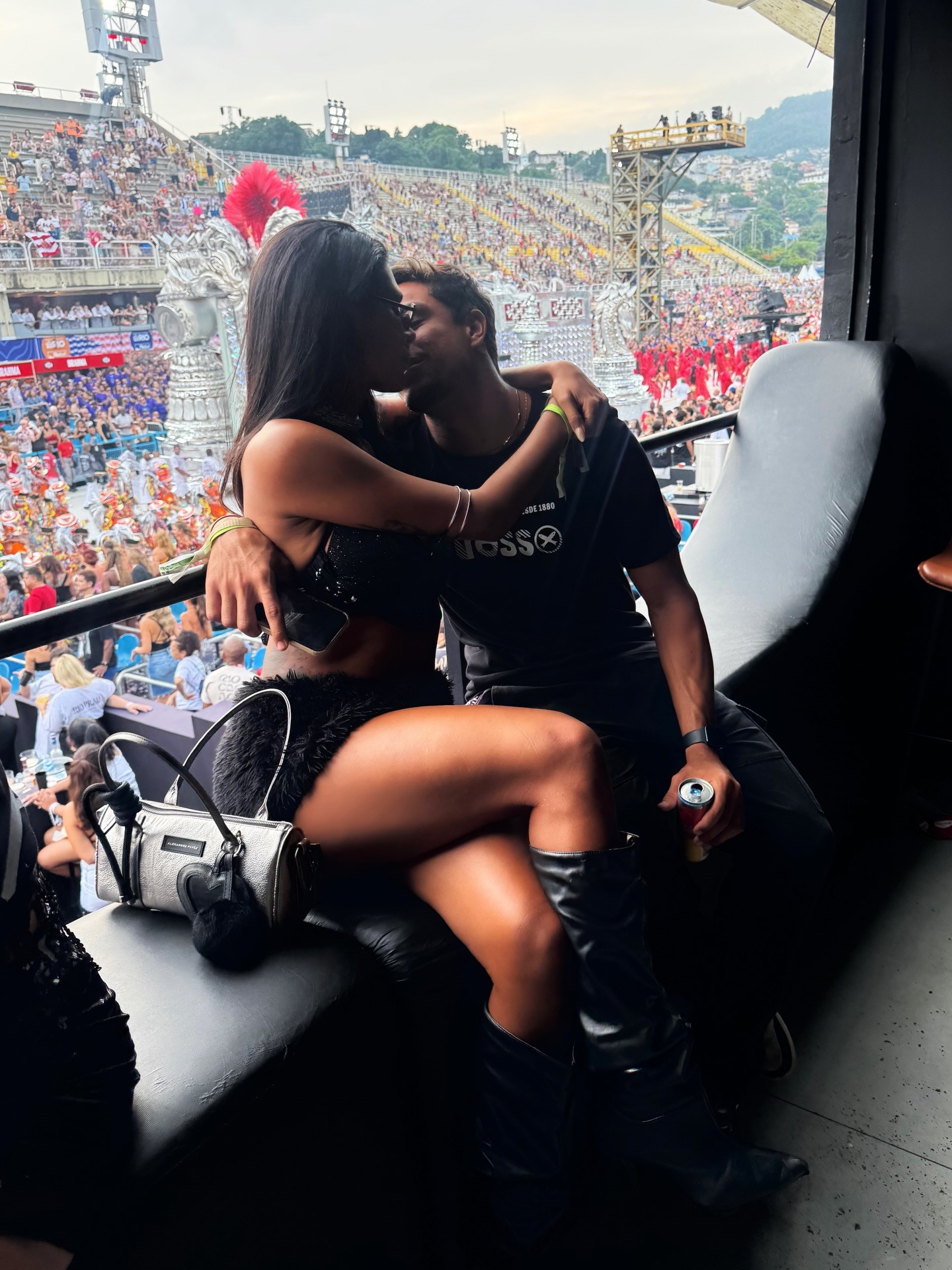 Namorado de Pocah posta fotos aos beijos com cantora e se declara: 'Você é minha certeza'