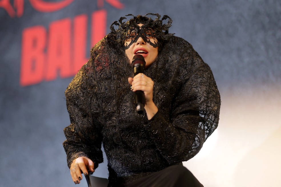 Lady Gaga apostou em look preto para coletiva de lançamento de seu filme turnê — Foto: Getty Images