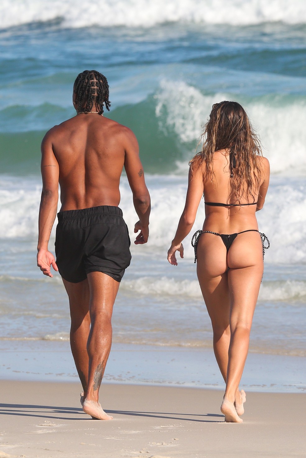 Paulo André e sua namorada Thays Andreata na praia da Barra da Tijuca — Foto: Dilson Silva/Agnews