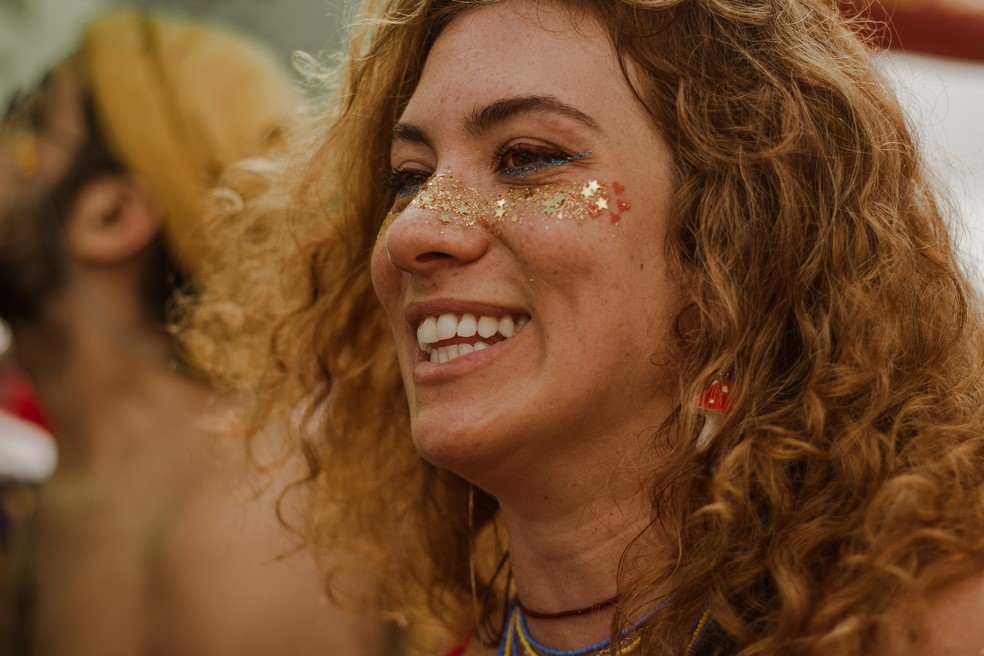 Como tirar o glitter sem agredir a pele veja as dicas dos
